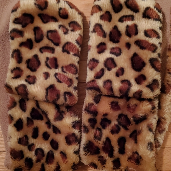 Leopard hat with built in scarf and mittens - Picture 6 of 6